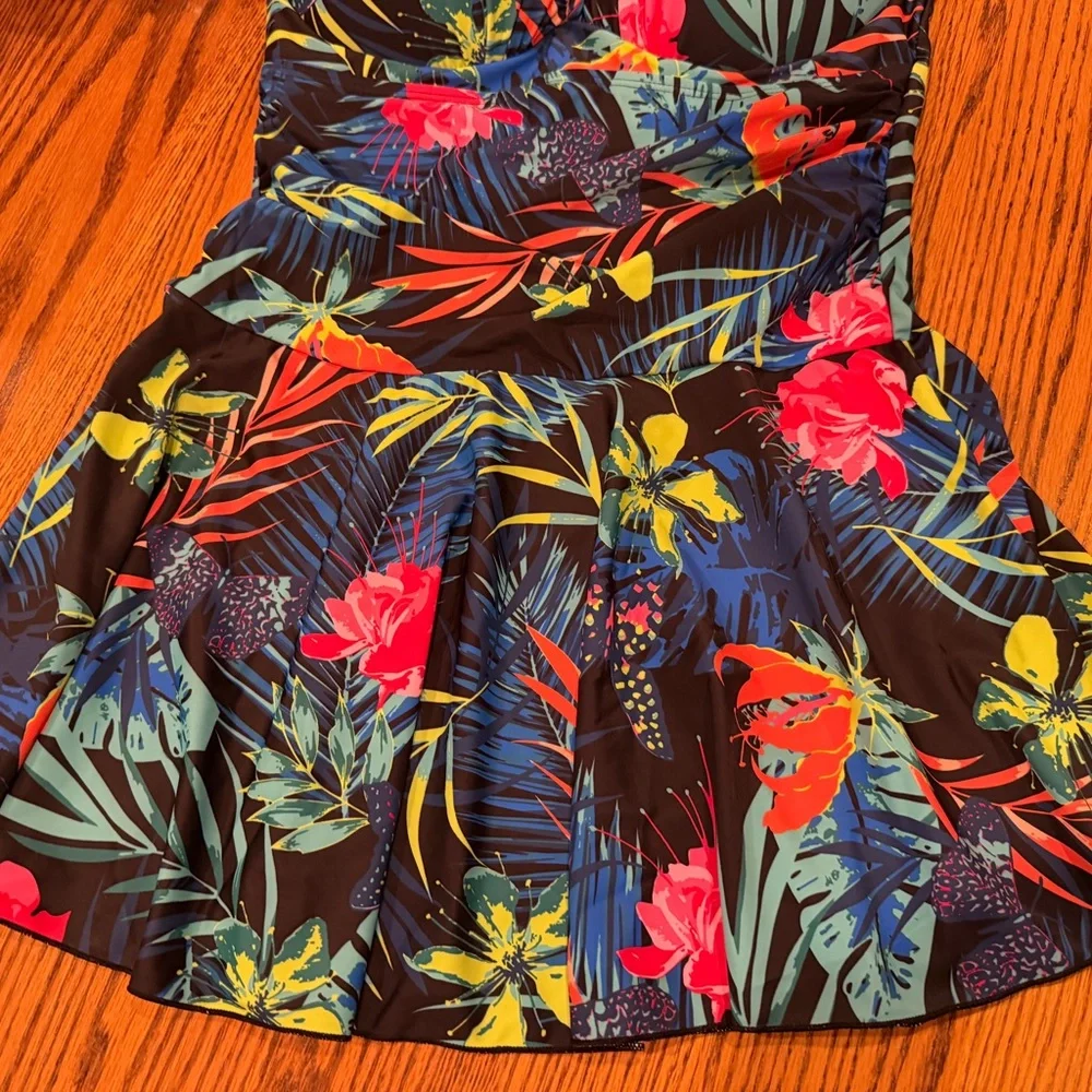 Ladies Size L Tropical Floral Swimsuit top. NEW‎